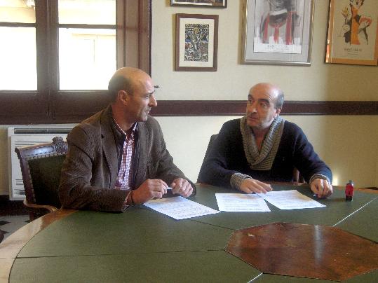 Ajuntament de Vilafranca. Signatura dun conveni amb lIES Can Puig de Sant Pere de Ribes en matèria de formació en centres de treball
