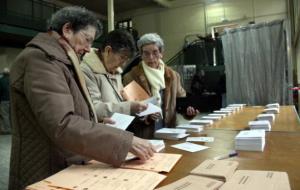 Tres dones davant les paperetes en un col·legi electoral de Girona, aquest matí. ACN