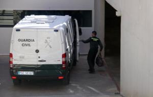 Un agent de la Guàrdia Civil surt del furgó policial a l'entrada dels Jutjats del Vendrell . Gemma Sánchez/ACN