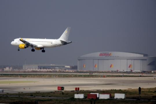 Un avió aterrant a l'Aeroport de Barcelona. ACN