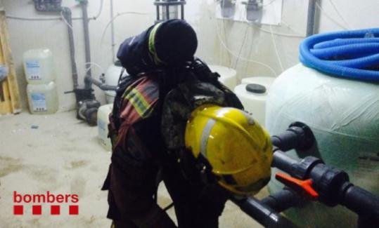 Una fuita vessa 25 litres de lleixiu i salfumant dins la depuradora d'una piscina comunitària a Cubelles. Bombers