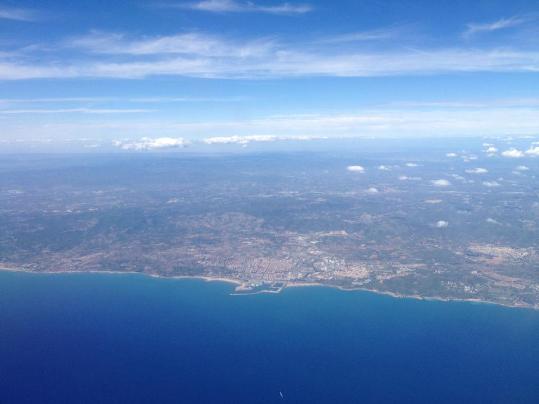 EIX. Vista de la costa del Garraf des d'un avió