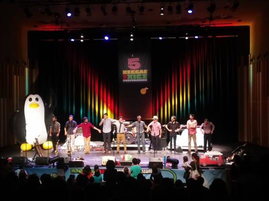 Actuació de Reggae Per Xics a l'Auditori Eduard Toldrà de Vilanova. Auditori Eduard Toldrà