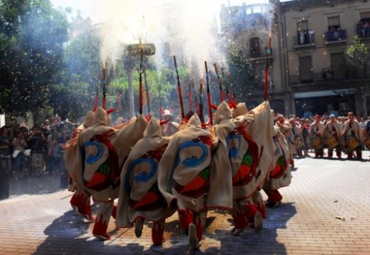 Actuació dels Diables de Vilafranca del Penedès durant la Festa Major de 2014 . Diables de Vilafranca