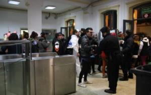 Agents dels Mossos d'Esquadra controlant que les persones que accedeixen en tren a Sitges no portin ampolles de vidre ni llaunes, al Carnaval del 2013