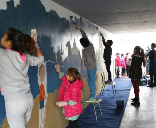 Alumnes de l'escola Pompeu Fabra de Cunit pinten el pas soterrat del carrer de Les Sorres. Escola Pompeu Fabra