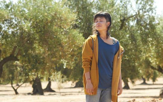 Anna Castillo, protagonista de 'El Olivo', d'Icíar Bollaín, davant d'unes oliveres . EIX