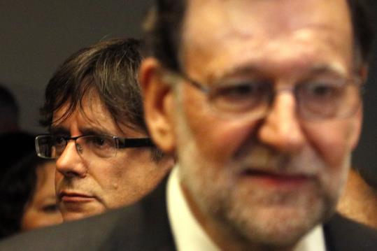 Carles Puigdemont darrer de Mariano Rajoy. ACN/ Rafa Garrido