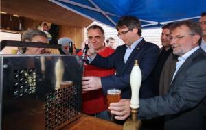 Carles Puigdemont ha visitat aquest dissabte la XI Mostra de Cervesa Artesana de Mediona. Generalitat de Catalunya