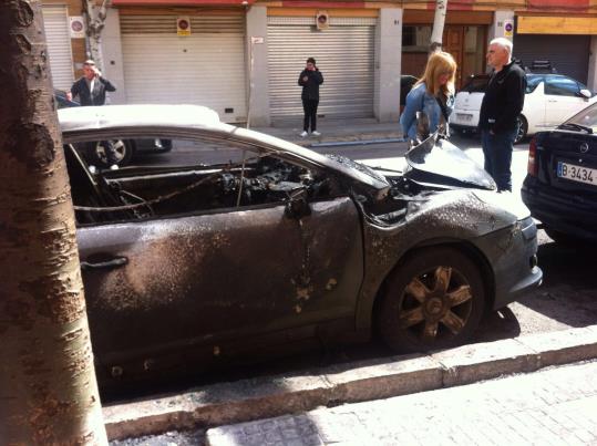 Cremen dos vehicles i dos contenidors al centre de Vilanova. EIX