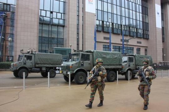 Dos militars fortament armats patrullen per davant de l'edifici del Consell Europeu, a Brussel·les. ACN / Segura, A