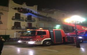 Dues persones, intoxicades per la inhalació de fums en un incendi a la plaça de les Cols. Policia local de Vilanova