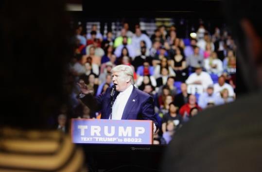 Dues persones miren a la televisió un discurs del candidat republicà a la Casa Blanca, Donald Trump. ACN