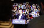 Dues persones miren a la televisió un discurs del candidat republicà a la Casa Blanca, Donald Trump. ACN