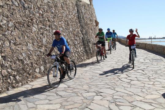 El bon temps va acompanyar als participants de la primera pedalada popular Fem Bici, celebrada aquest diumenge. Ajuntament de Vilanova