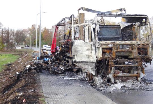 El camió cremat al polígon Domenys II de Vilafranca. Eix