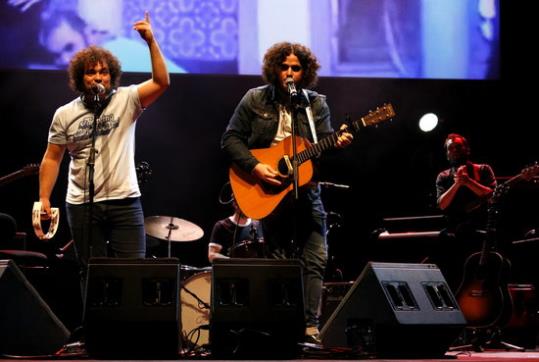 El conjunt Copa Lotus durant la seva intervenció en el concert homenatge a 25 anys de rock català a L'Auditori. ACN