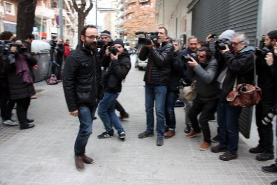 El diputat Benet Salellas arribant al Centre Cívic Pere Quart. Imatge del 3 de gener del 2016. ACN