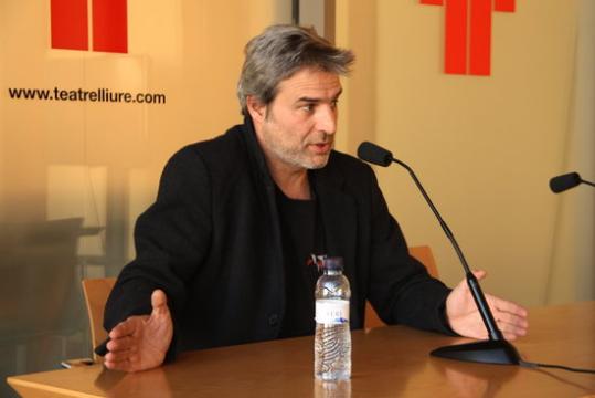 El director d''El rey', Alberto San Juan, en roda de premsa al Teatre Lliure. ACN