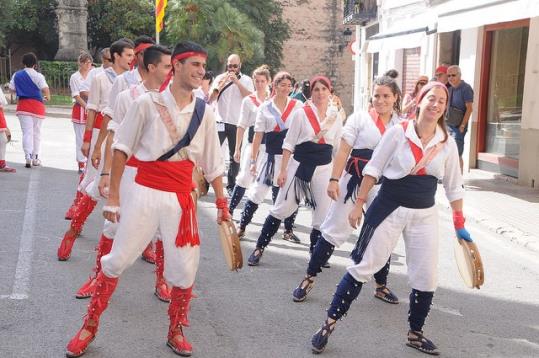 El folklore tradicional arriba de nou a Sitges amb el Dansaplaça. Ajuntament de Sitges