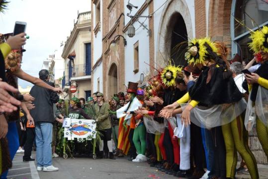 El llit ‘Grease’ guanya la Cursa de llits disfressats de Sitges. Ajuntament de Sitges