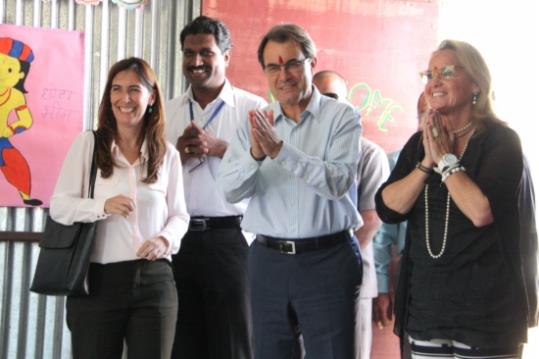 El president de la Generalitat, Artur Mas, durant la visita a l'espai del projecte Educo a la ciutat de Pune (Índia). ACN