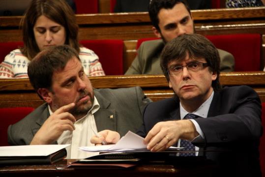 El president de la Generalitat, Carles Puigdemont, i el vicepresident, Oriol Junqueras, a la sessió de control del ple del Parlament. ACN