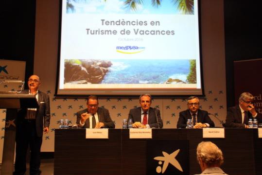 El president del CEHAT, Joan Molas, a la taula sobre tendències del turisme de vacances. ACN