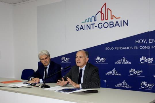 El president mundial de Saint Gobain, Pierre André de Chalendar, i del delegat general a Espanya, Gianni Scotti, en roda de premsa. ACN