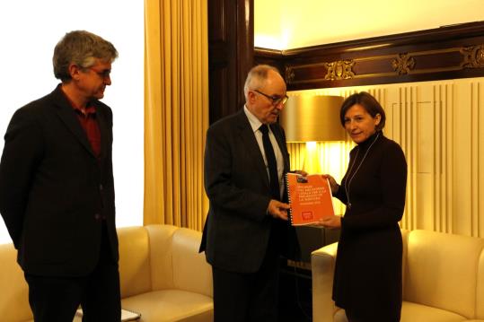 El síndic de greuges, Rafael Ribó, lliura l'informe anual del Mecanisme Català per a la Prevenció de la Tortura a la presidenta del Parlament. ACN