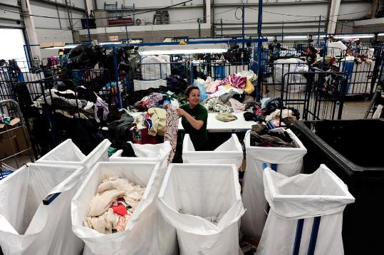 El Vendrell va donar l'any passat 28 tones de tèxtil usat per a una finalitat social . EIX