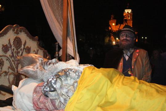 Els artistes modernistes s'acomiaden del Carnaval de Sitges amb l'enterrament del Rei Carnestoltes. ACN