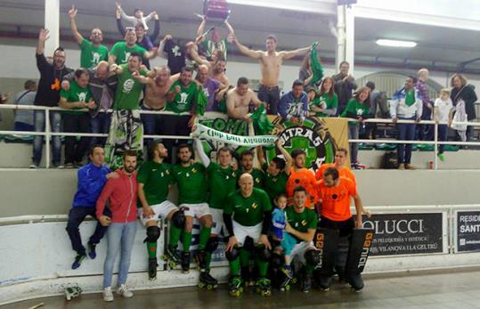 Els jugadors del Patí Vilanova celebrant el triomf amb els seguidors de l'Escala. Eix