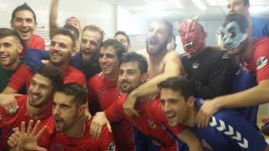 Els jugadors del Vilanova celebrant la victòria al vestuari. Eix