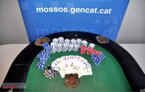 Els Mossos descobreixen una partida de pòquer il·legal a Vilanova i denuncien els jugadors. Mossos d'Esquadra