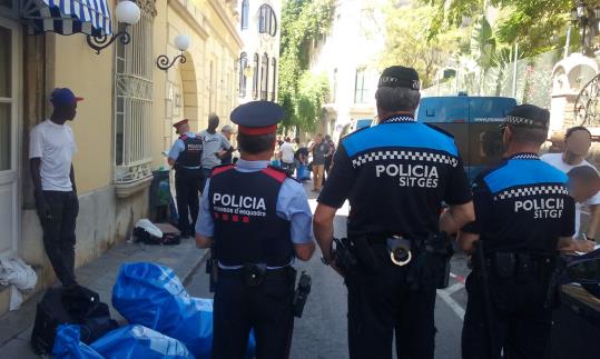 Els Mossos d’Esquadra i la Policial Local intensifiquen el control sobre el top manta a Sitges. Mossos d'Esquadra
