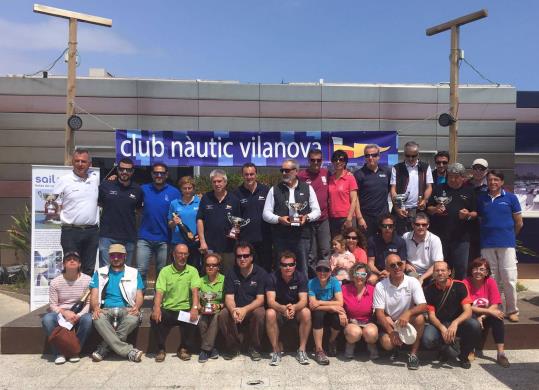 Els participants al II Trofeu Delta del Llobregat al Club Nàutic Vilanova. Eix