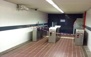 Els usuaris de l'estació de Vilanova s'han trobat aquest matí novament l'accés pel barri de Mar tancat. EIX