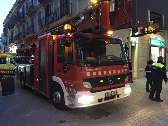 Ensurt en un local del carrer Escolapis de Vilanova per un petit incendi . Policia local de Vilanova