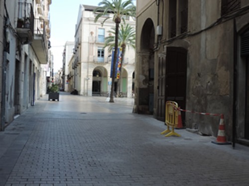 Es col·loquen tres pilones per regular l'accés de vehicles a la plaça de la Vila des del carrer dels Escolapis. Ajuntament de Vilanova