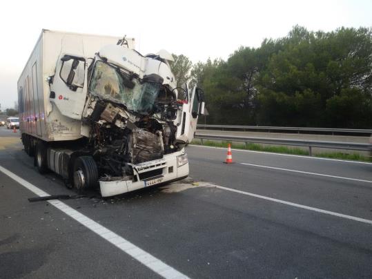 Espectacular accident entre dos camions a l'AP-7, que provoca llargues cues a Subirats. Ramon Delgado