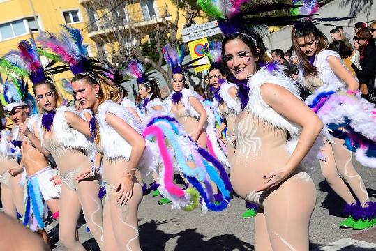 Èxit de la rua de Santa Margarida i els Monjos, considerada l’exponent del carnaval familiar. Xavier Prat