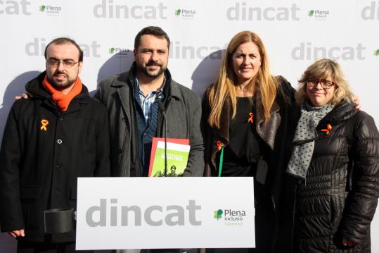 Foto de família amb el secretari d’Afers Socials, Francesc Iglesies, i la presidenta del Dincat, Rosa Cadenas, (al mig). ACN