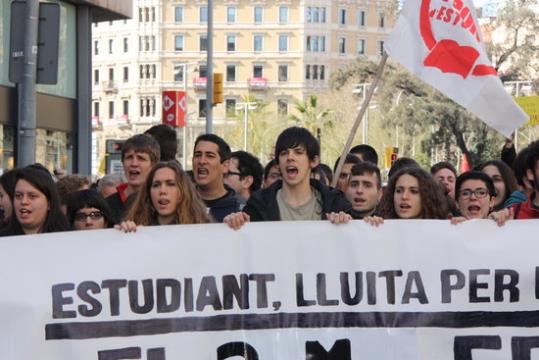 Imatge de la capçalera de la manifestació d'estudiants contra el 3+2 i contra la LOMCE . ACN