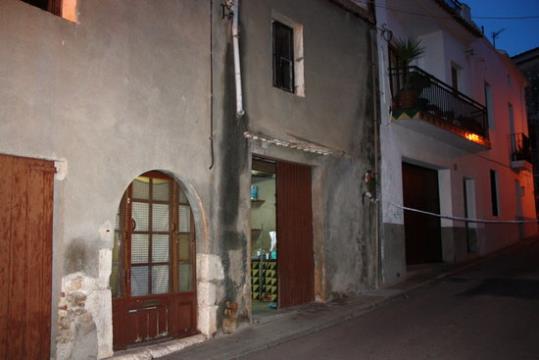 Imatge de la façana de l'habitatge del C/Major de Canyelles on els Mossos d'Esquadra han detingut un home en relació a la mort d'una dona. ACN