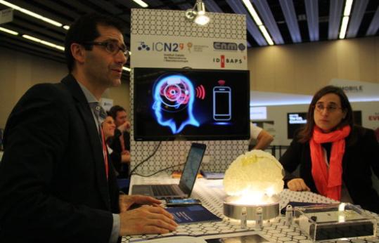 Imatge d'un dels estands del pavelló del grafè del Mobile World Congress, on es poden veure els sensors de grafè connectats al cervell. ACN