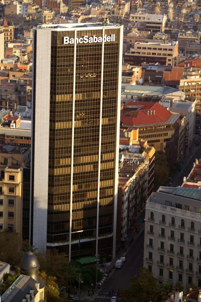 Imatge vertical de la Torre Banc Sabadell a Barcelona, seu corporativa de l'entitat. ACN