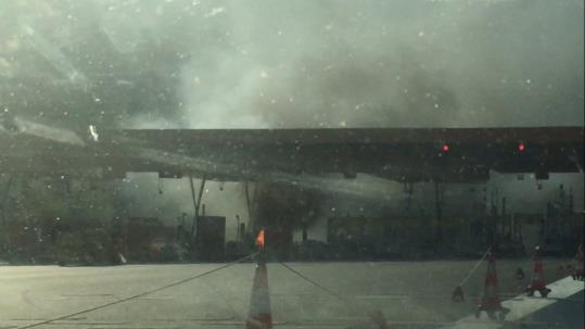 Incendi d'un turisme al peatge de l'autopista C-32 a Sitges. Iván Torralbo