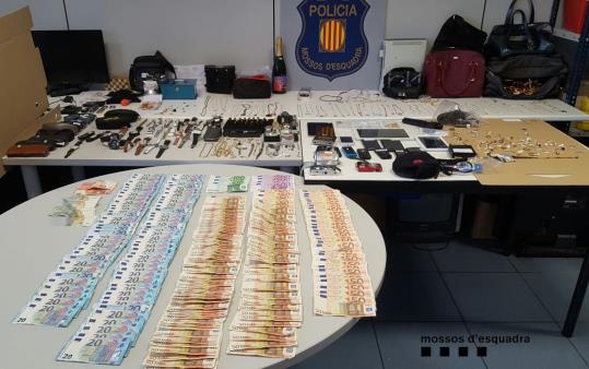 Ingressen a presó sis membres d'una organització criminal especialitzada en robatoris en domicilis que operava arreu de Catalunya. Mossos d'Esquadra