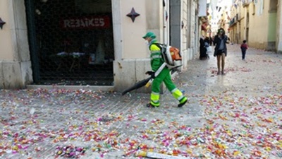Intensiu dispositiu de neteja per recuperar la normalitat als carrers de Vilanova després de les Comparses. Ajuntament de Vilanova